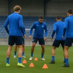 Spelers van KRC Genk op training terwijl er gewerkt wordt aan verdedigende organisatie
