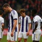 Spelers van RSC Anderlecht reageren teleurgesteld tijdens de bekerwedstrijd tegen Royal Antwerp FC.