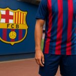 Transfercontext rond FC Barcelona met een speler op de achtergrond, zonder herkenbare gezichten