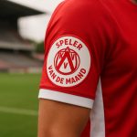 Jellert Van Landschoot van KV Kortrijk in wedstrijdcontext met focus op de mouwbadge