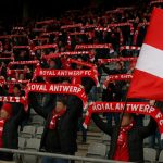 Supporters van Royal Antwerp FC op de tribune in het Bosuilstadion