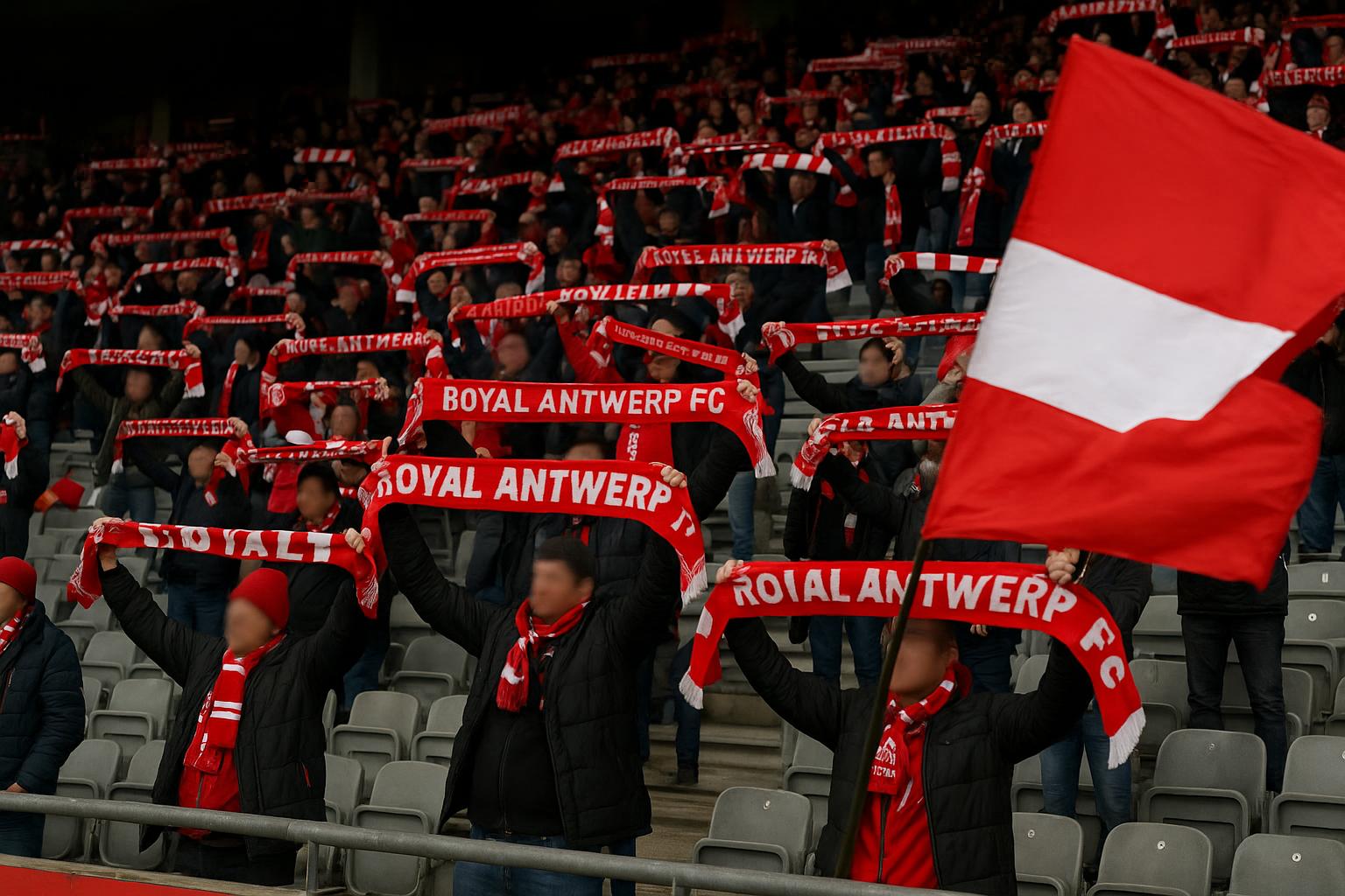 Supporters van Royal Antwerp FC op de tribune in het Bosuilstadion
