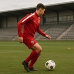 Sfeerbeeld van een training bij Royal Antwerp FC met focus op een jeugdspeler