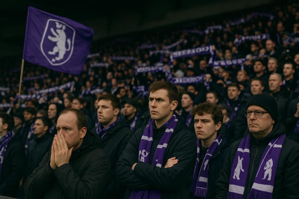 Supporters van Beerschot op de tribune van het Kiel tijdens een wedstrijd