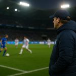 Sfeerbeeld van Genk tegen Anderlecht met een coach op de zijlijn