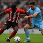 Noah Sadiki van Sunderland in duel op het middenveld tijdens een Premier League-wedstrijd.