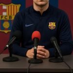Hansi Flick in een persmoment bij FC Barcelona, in aanloop naar de wedstrijd tegen Mallorca.