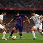 Spelmoment tijdens FC Barcelona tegen Real Mallorca in La Liga, met spelers in duel om de bal.