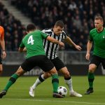 Spelfase tijdens Sporting Charleroi tegen Cercle Brugge met duel om de bal