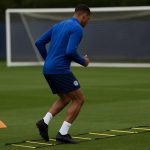 Een Chelsea-speler op het trainingsveld tijdens een revalidatiesessie, met focus op loopwerk en herstel.