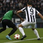 Cercle-verdediger Christiaan Ravych kopt een bal van de lijn in de slotfase tegen Sporting Charleroi