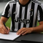 Kenan Yildiz van Juventus in een wedstrijdsituatie in het zwart-witte tenue
