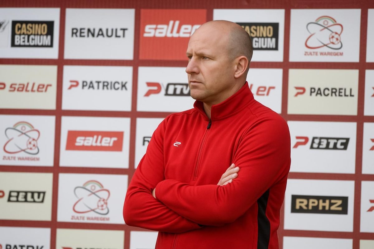 Trainer Sven Vandenbroeck van Zulte Waregem in een persmoment