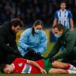 Een doelman van OH Leuven wordt op een draagberrie van het veld gedragen na een botsing in de Planet Group Arena.