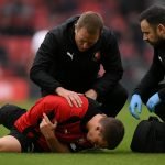 Jérémy Jacquet van Stade Rennais verlaat het veld na een ongelukkige val op de schouder.