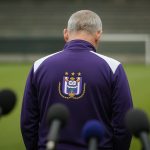 Edward Still van RSC Anderlecht in een coachmoment langs de zijlijn