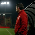 Joseph Oosting langs de zijlijn bij Royal Antwerp FC tijdens een competitiewedstrijd