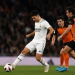 Real Madrid viert een doelpunt op het veld van Valencia in het Mestalla