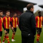Fred Vanderbiest langs de zijlijn tijdens KV Mechelen tegen Royal Antwerp FC