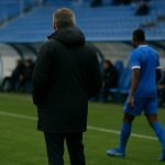Nicky Hayen langs de zijlijn bij KRC Genk tijdens een wedstrijd in de Jupiler Pro League