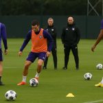 Trainingsmoment bij RSC Anderlecht met spelers en staf op het veld