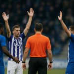 Sfeerbeeld van KRC Genk tegen RSC Anderlecht met scheidsrechter in beeld tijdens een betwist moment