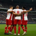 Spelers van Royal Antwerp FC vieren op het veld na de 0-4 zege tegen Cercle Brugge