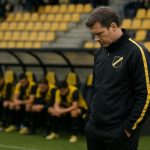 NAC Breda-coach Carl Hoefkens langs de zijlijn tijdens een wedstrijdmoment.