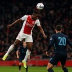 Actiemoment met Kasper Dolberg in het shirt van Ajax, in de buurt van de zestien tijdens een wedstrijd.