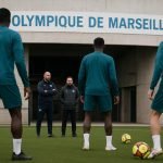 Transfercontext bij Olympique Marseille met spelers op training, zonder herkenbare gezichten