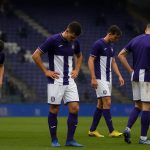 Teleurgestelde spelers van RSC Anderlecht op het veld na een competitiewedstrijd