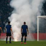 Rook rond het doel tijdens Cremonese tegen Internazionale na vuurwerk uit het uitvak