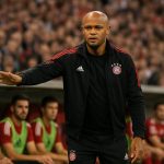 Vincent Kompany aan de zijlijn bij Bayern München tijdens een wedstrijdmoment