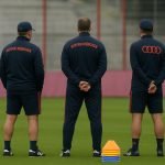 Vincent Kompany langs de zijlijn bij Bayern München tijdens een trainingsmoment
