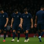 Tottenham Hotspur langs de zijlijn in een Premier League-stadion, met focus op de spanning rond de ploeg