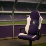 Lege dug-out in het Lotto Park bij RSC Anderlecht tijdens de zoektocht naar een nieuwe trainer