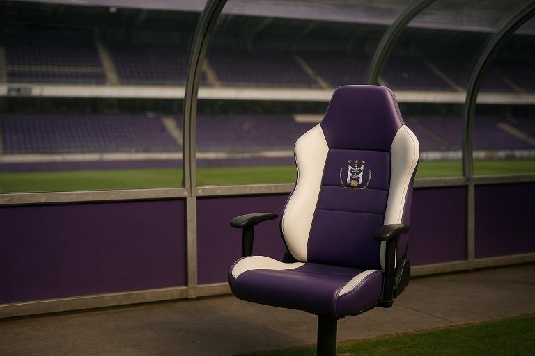 Lege dug-out in het Lotto Park bij RSC Anderlecht tijdens de zoektocht naar een nieuwe trainer