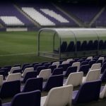 Stadionbeeld in paars-witte sfeer rond RSC Anderlecht zonder herkenbare gezichten