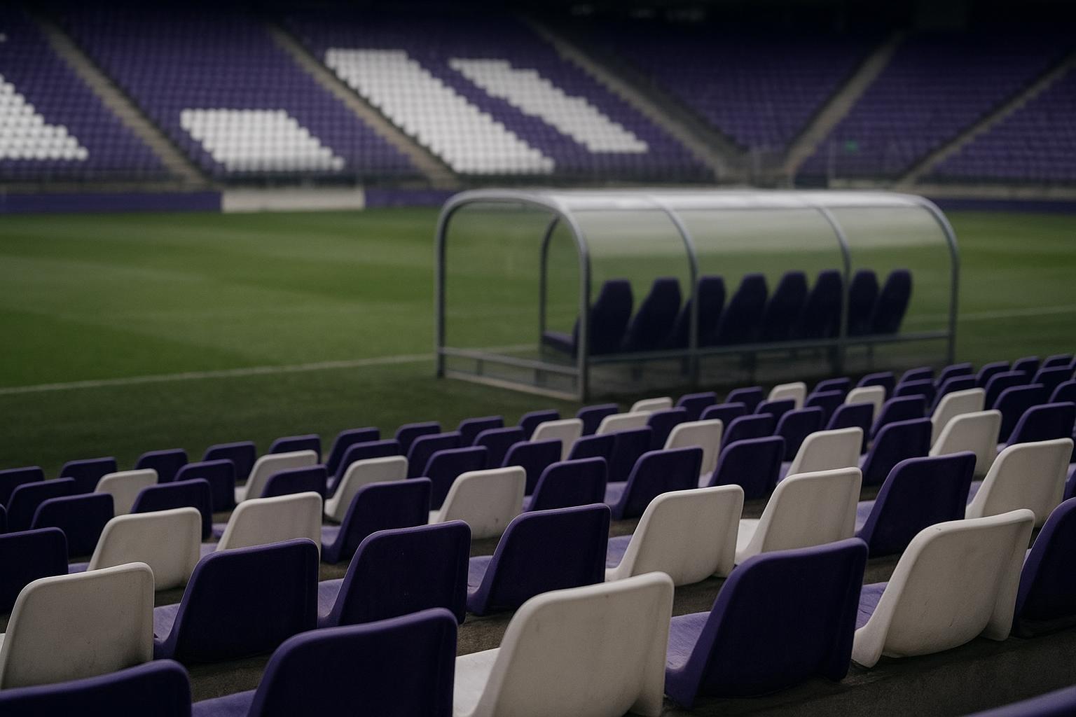 Stadionbeeld in paars-witte sfeer rond RSC Anderlecht zonder herkenbare gezichten