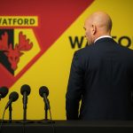 Edward Still als nieuwe trainer van Watford in een persmoment zonder herkenbare gezichten
