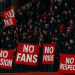 Supporters van Royal Antwerp FC met protestspandoeken in het stadion