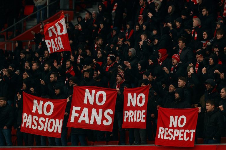 Supporters van Royal Antwerp FC met protestspandoeken in het stadion