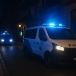 Nachtelijke sfeerbeeld in Barcelona met politielichten, zonder herkenbare personen