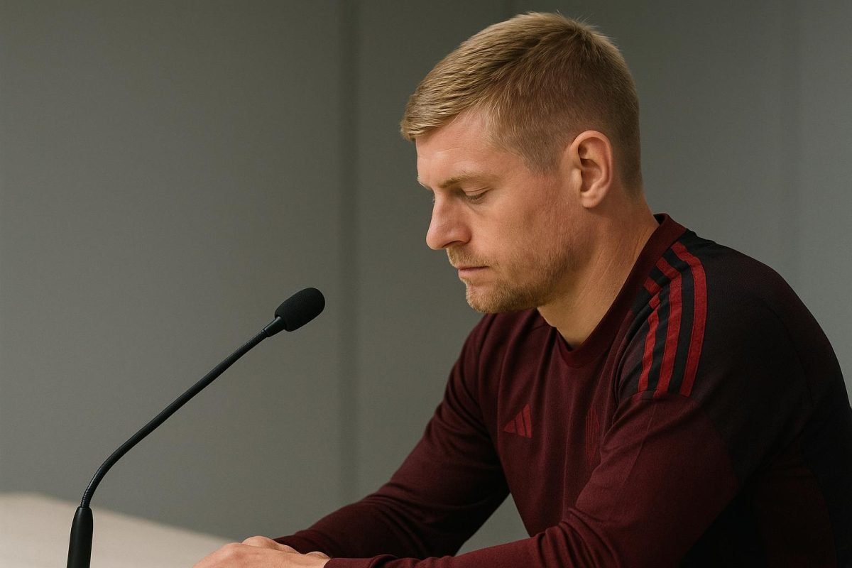 Toni Kroos spreekt tijdens een mediaoptreden in neutrale setting
