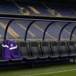 Lege trainersbank in een Belgisch stadion tijdens een wedstrijd