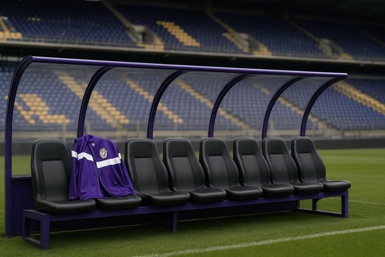 Lege trainersbank in een Belgisch stadion tijdens een wedstrijd