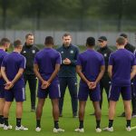 Spelers van RSC Anderlecht tijdens een training in een gespannen sfeer