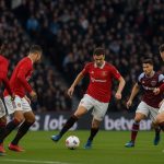 Manchester United-spelers vieren een late gelijkmaker op het veld van West Ham United
