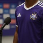 Guillaume Gillet in een studio-omgeving terwijl hij over Anderlecht praat.