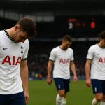 Teleurgestelde spelers van Tottenham Hotspur na een wedstrijd in de Premier League